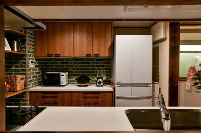 キッチン背面に家電が置けるカウンターを設置