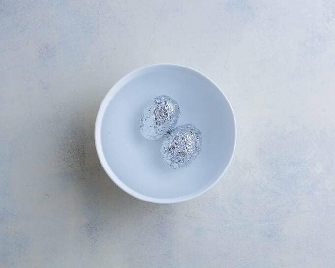 アルミ箔で包んだ卵