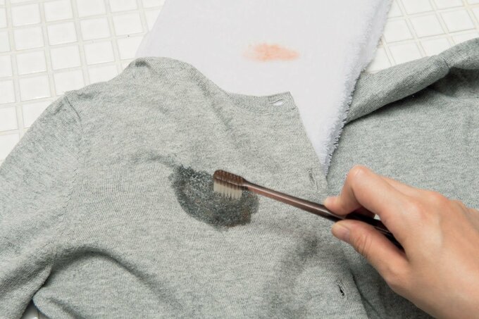 魔法水をつけ、歯ブラシでたたく