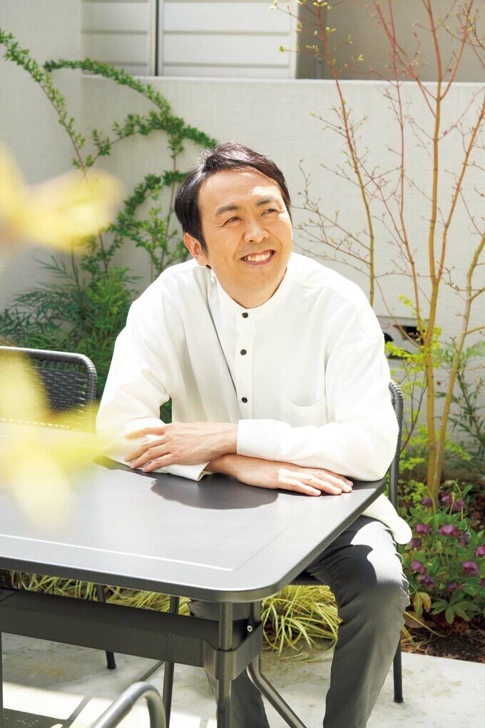 庭でくつろぐアンガールズ田中さん