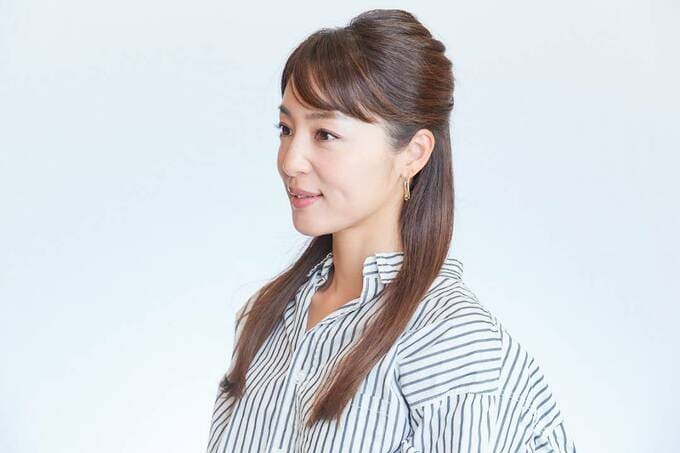 ハーフアップ女性横