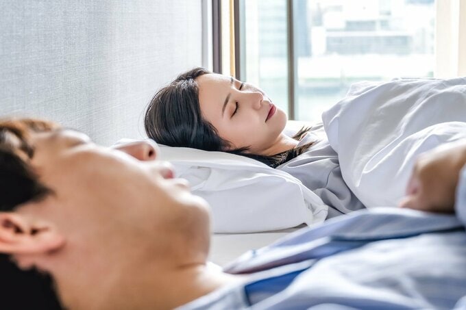 ぐっすり眠る夫婦