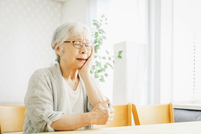 歯の痛みを耐える女性