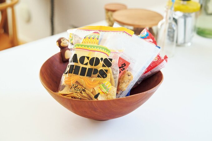 木製のボウルに置かれたお菓子