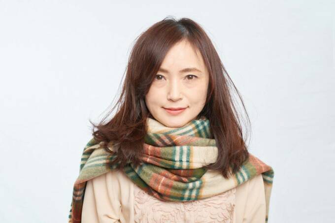 マフラーをつけた女性髪がバラバラ