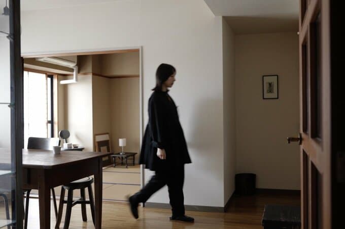 人が部屋を横切っている様子