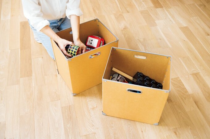 箱に片付けられたオモチャ