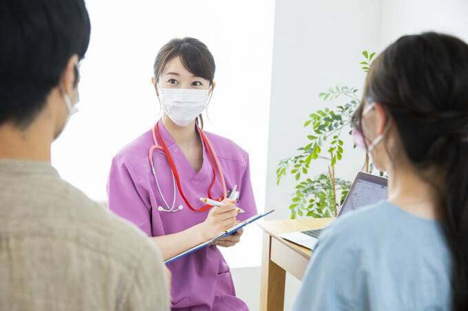 マスクをつけた女性と男女の後ろ姿