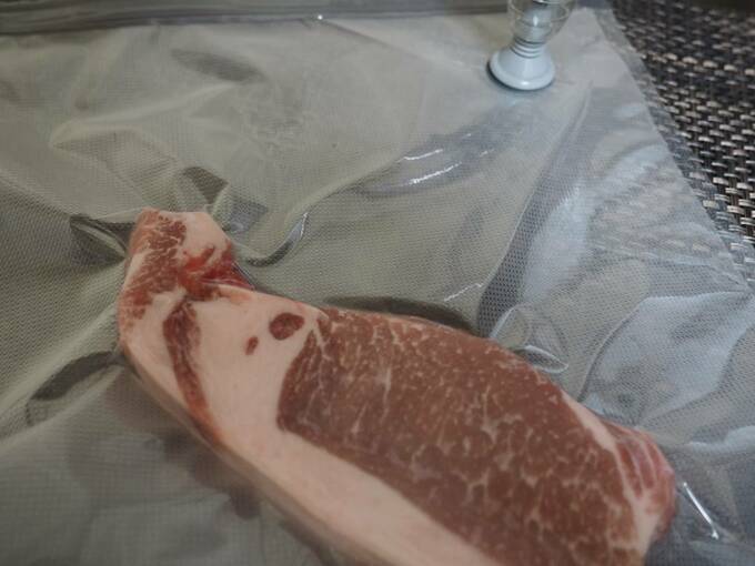お肉が入った真空フリーザーバッグの空気をぬく