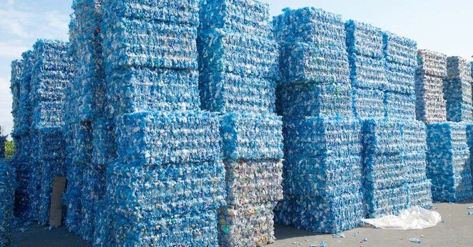 リサイクルされるペットボトル