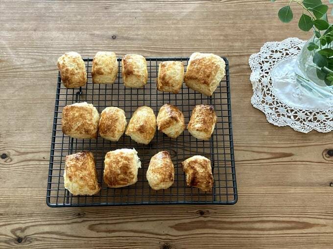 焼き上がったスコーンが並んでいる