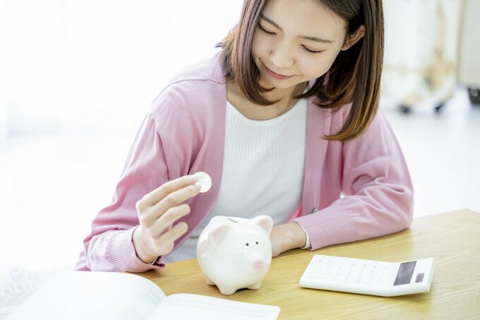 お金を貯める女性