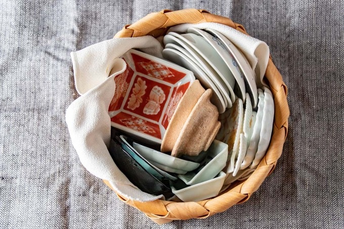 カゴにふきんを敷きつめた中に、縦になるように小皿を収納