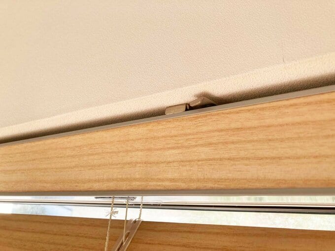 窓枠に金具を固定