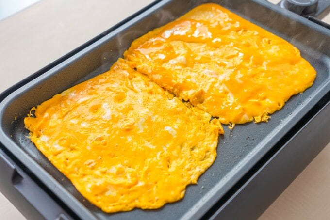 卵をホットプレートで焼く