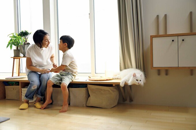 家族もネコもベンチで一緒