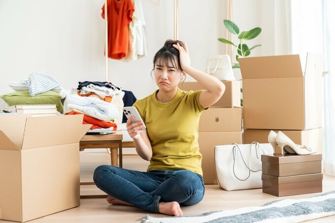 ものが多い家で悩む女性