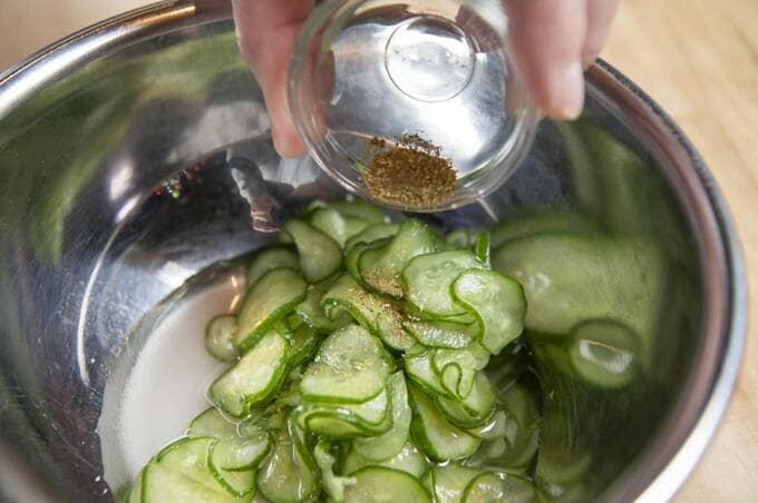 キュウリに粉山椒をふる様子