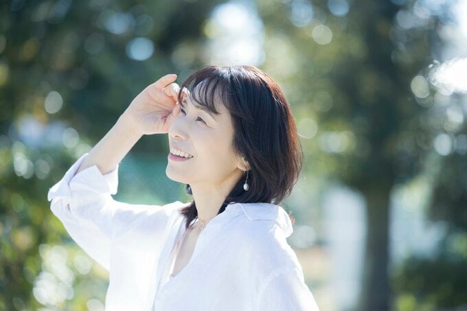 PIXTA太陽の下ミドル女性