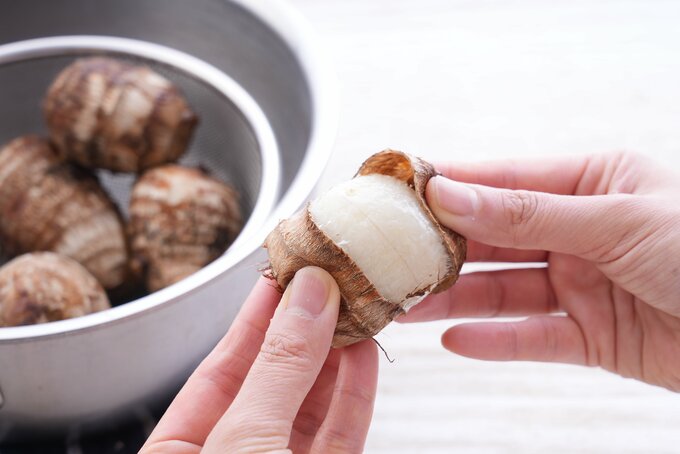 サトイモの皮をむく