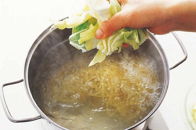 鍋にキャベツを入れる