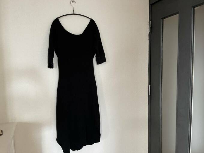 ハンガーに黒の服