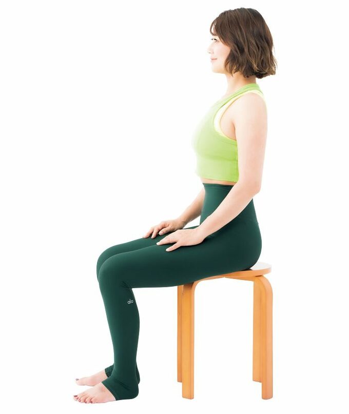 姿勢よく椅子に座る女性