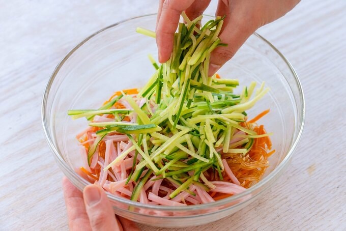 キュウリを混ぜる