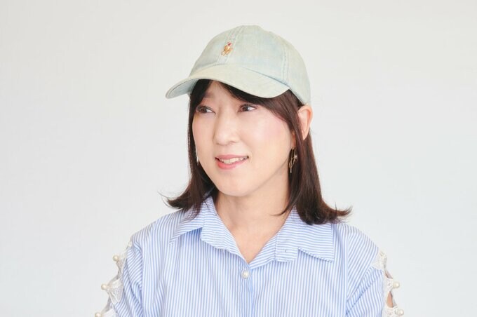 キャップをかぶった女性