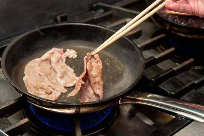 牛肉を焼く