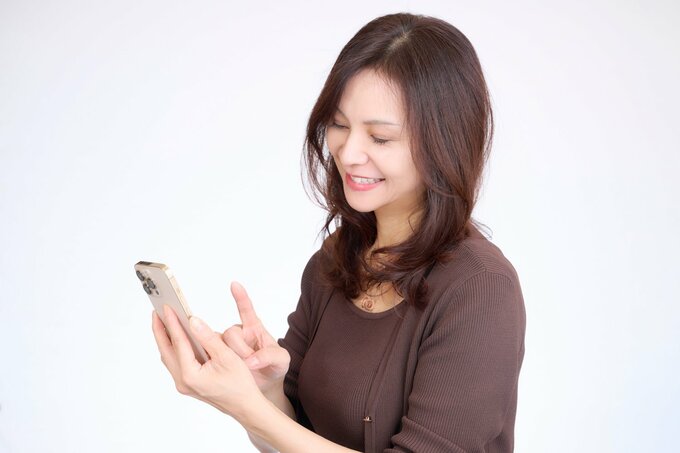 スマホを見る女性