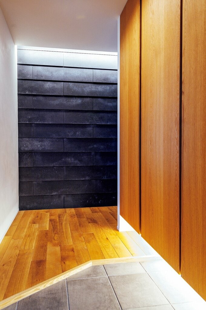 セメント系ボードで壁を仕上げた玄関