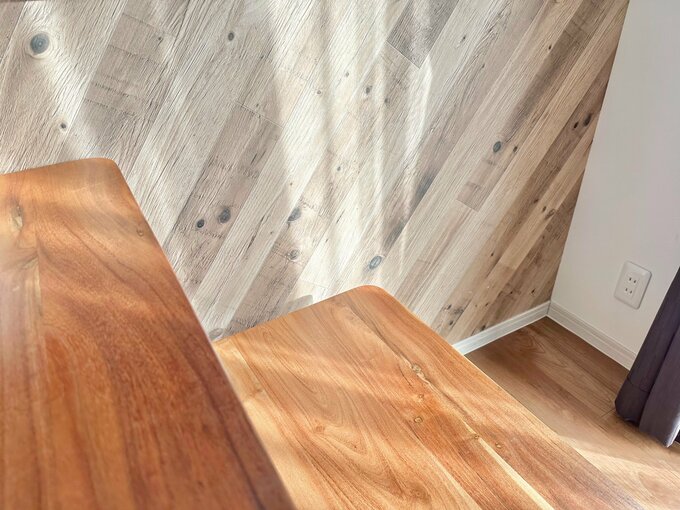 ダイニングテーブルから少し離れた壁にコンセントを設置