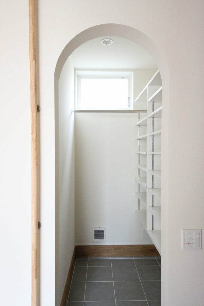 ウォークイン形式のシューズクローゼット