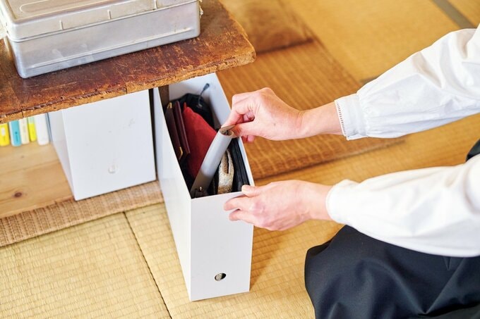 小物を収納ボックスに入れる女性