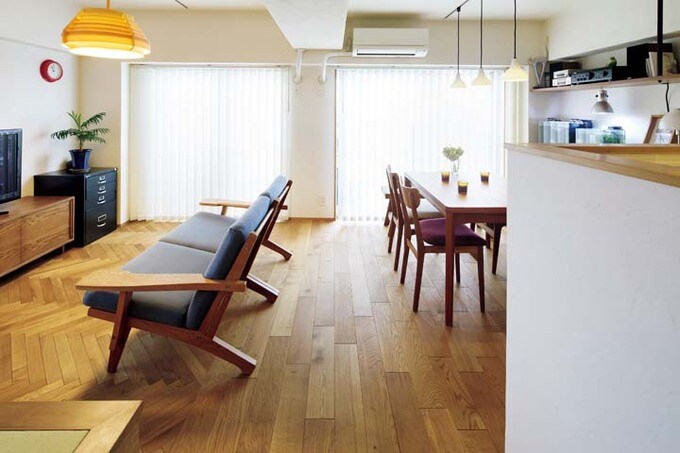 壁を漆喰、床を無垢材で仕上げた、北欧インテリアの似合うリビングダイニング