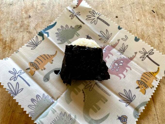 ラップの上におにぎり