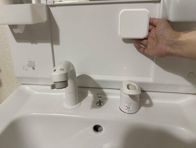 洗面台に取り付けた「マグネットシリコーンスポンジ」