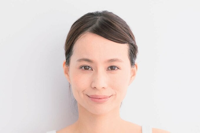 正面女性顔アップ