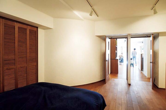 ドアを2つ付けた寝室