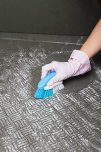 ブラシでこする