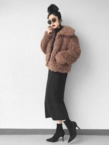 タイトスカートをボリューミーなもこもこアウターに合わせたコーデ