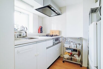 大地震では菜箸も凶器に！危険から身を守る「キッチンの防災テク」。100円グッズ活用で今すぐ備えを　