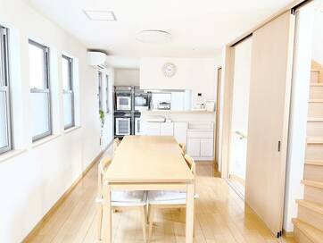 収納が少ない家ほど「兼用テク」が賢い。客用イスもかさばらずに活用