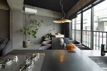 【マンションリノベ事例】雑居ビルで形状は三角形！グレーをテーマカラーにてオシャレな空間に