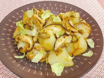 春の味覚フキノトウは「油煮」が絶品。ポテサラやチャーハンに