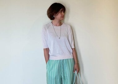 50代「キレイ色コーデ」があか抜けるコツ。“顔から遠い”ボトムスから挑戦