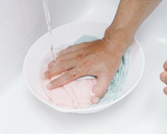 タオルをフワフワに仕上げるコツ。先に水を吸わせて柔軟剤は使わない