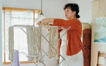 築50年団地暮らしの「掃除と洗濯の工夫」。狭い室内でも3段物干しでコンパクトに
