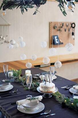 100円グッズで北欧風クリスマス。フェイクグリーンや木の実でおしゃれに